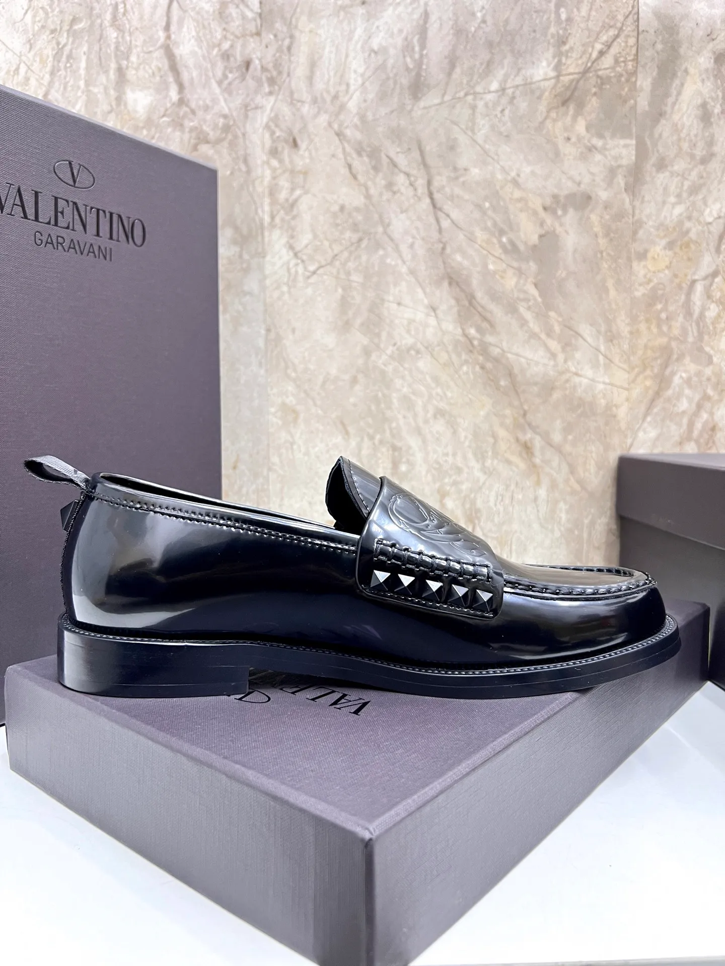 Men's men's shoes💰780 Valentino New men's V logo micro-label business casual loafers. These Derby loafers are made of imported cowhide leather. They are light in texture and cool in style. The uppers are decorated with brand logo buckles, showing off the big-name style! The lines reveal novel urban trends. The toe is round and full, and the rubber foam sole and triple protruding leather welt complement each other. It is extremely fashionable and charming, with dyed calfskin lining, genuine leather feet, and standard logo decoration. It is simple yet elegant. It has a classic European and American loose style and is extremely comfortable on the feet. Size: 39-44 (customized at 38.45.46)
